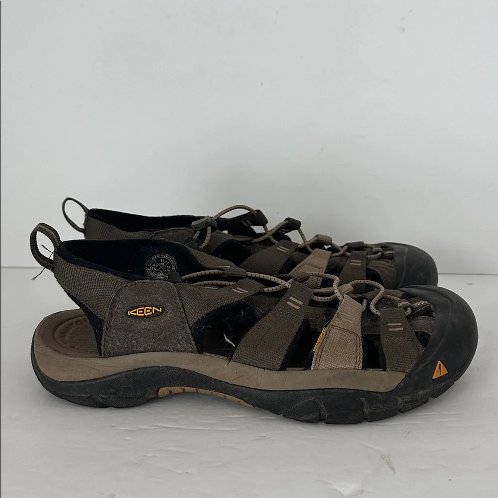 KEEN Men's Newport H2 Closed Toe Water/Outdoor Sandals Brown 11